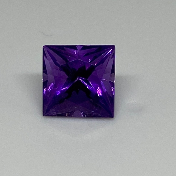Princess Cut Amethyst Gemstone Size 2.5 carats - Picture 3 of 5